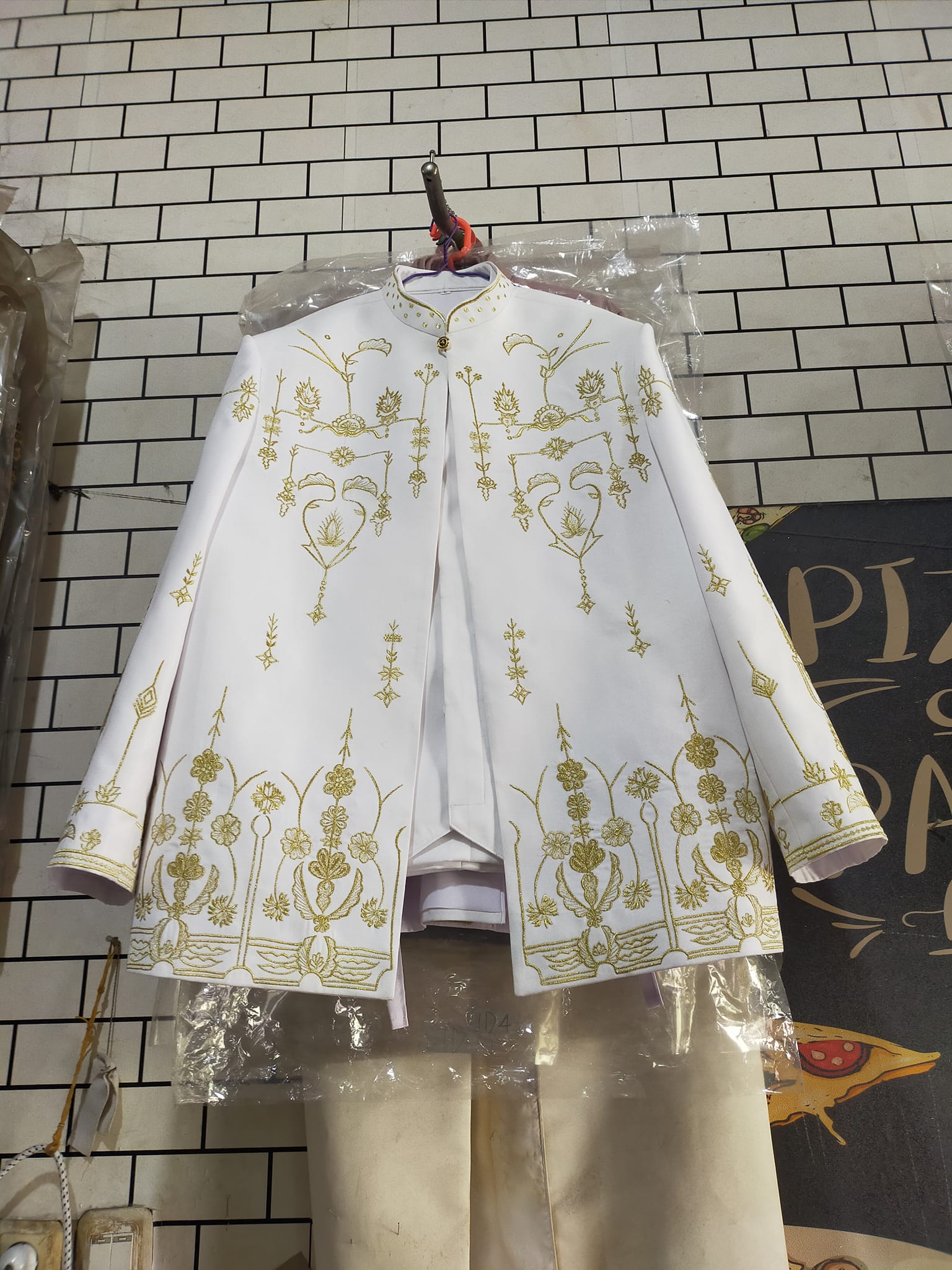 Foto kebaya atau gaun wanita