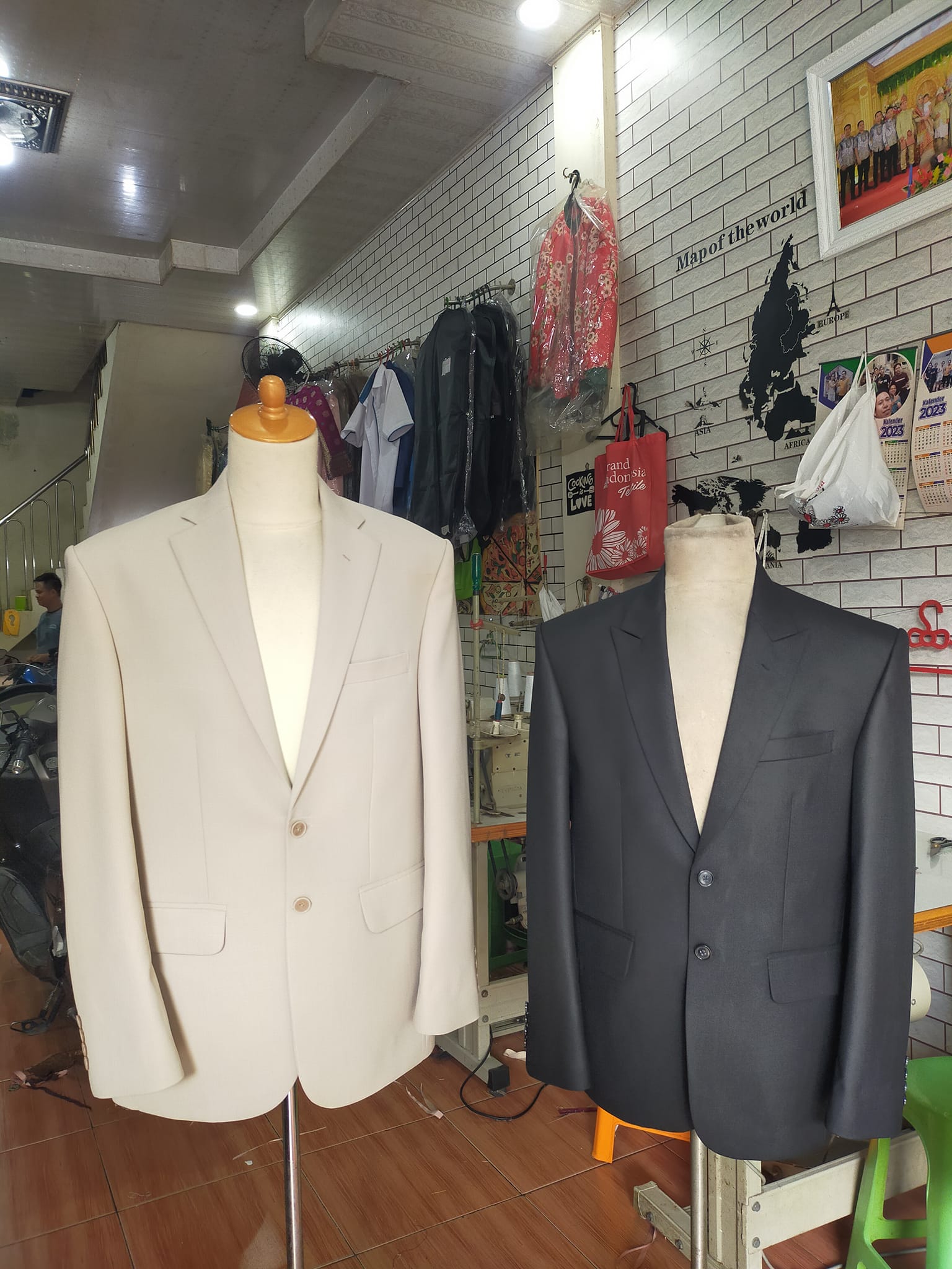 Foto manekin dengan pakaian